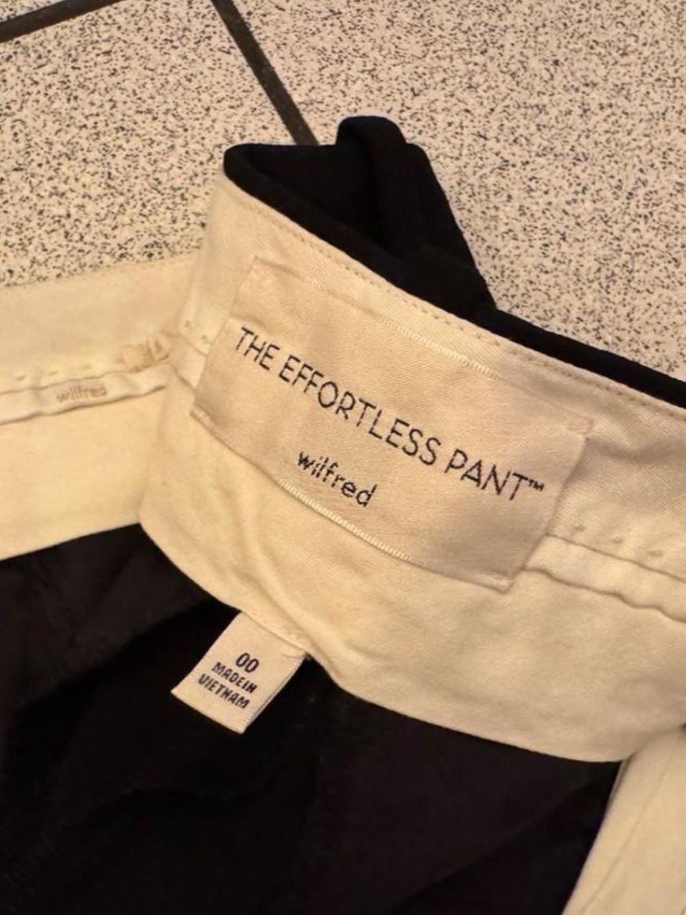 Aritzia The Effortless Pant - Black